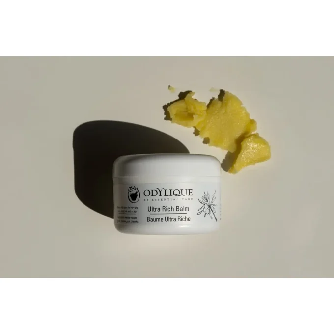 Odylique Baume Ultra Riche – pot ouvert avec texture baume et éclat de karité brut