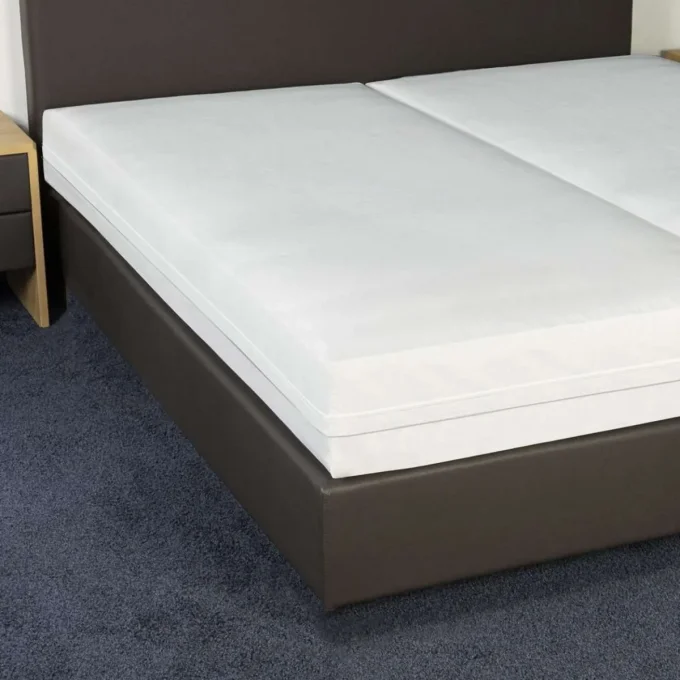 Housse anti-acariens Softsan Extra Doux installée sur un lit double