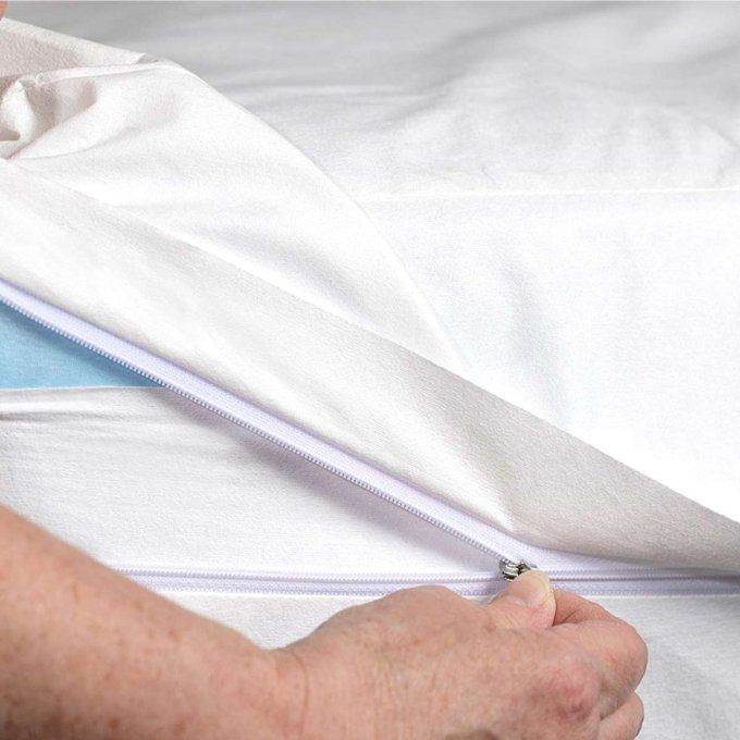 Ouverture de la fermeture éclair sur housse anti-acariens Softsan Protect Plus pour matelas