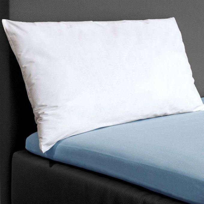 Housse anti-acariens pour oreiller Softsan Extra Doux installée sur un lit