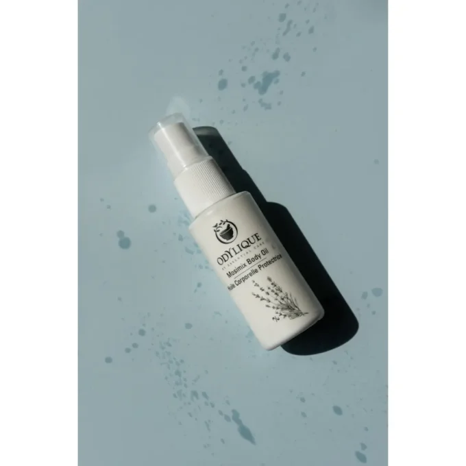 Odylique Huile Corporelle Protectrice Anti-Moustiques – flacon incliné fond bleu clair