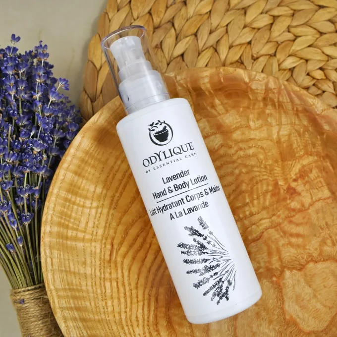 Lait Hydratant Corps & Mains Lavande Odylique posé sur plateau en bois