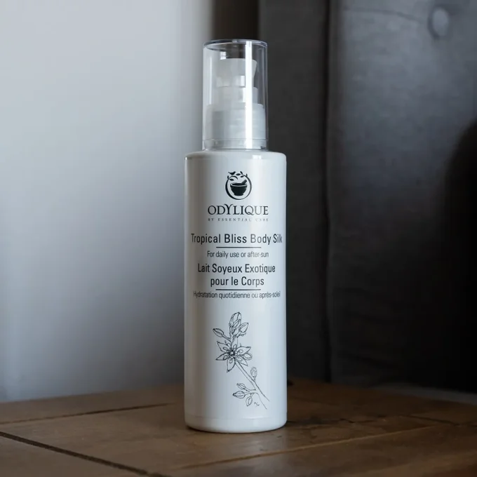 Lait Soyeux Exotique Odylique 200ml posé sur une table en bois
