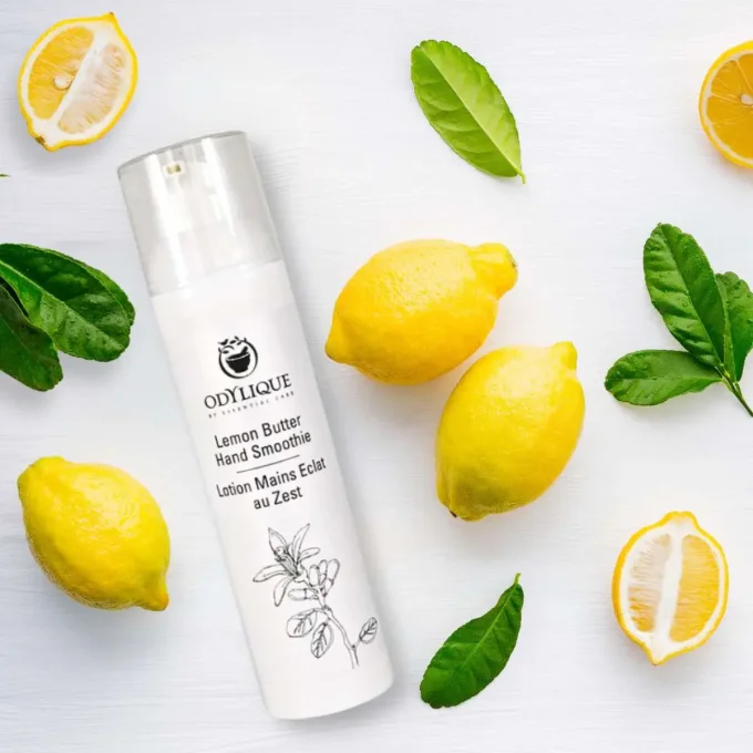 Odylique Lotion Mains Éclat au Zest – flacon entouré de citrons frais et feuilles vertes