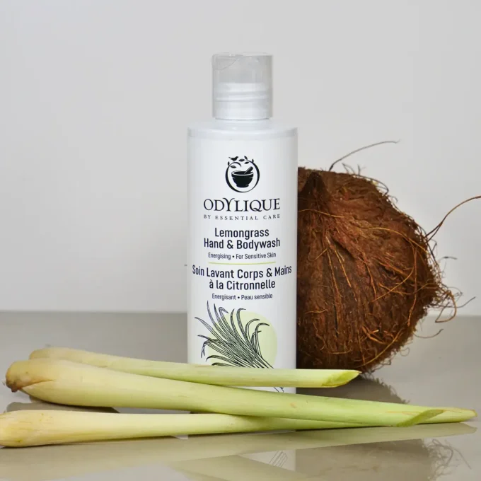 Odylique Soin Lavant Citronnelle – flacon avec tiges de citronnelle et noix de coco