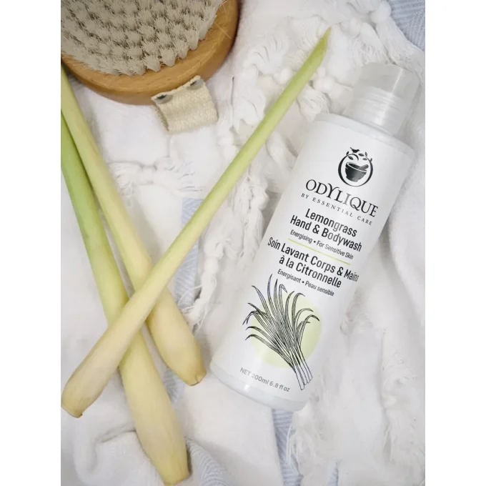 Odylique Soin Lavant Citronnelle – flacon en salle de bain sur tablette bois avec serviettes