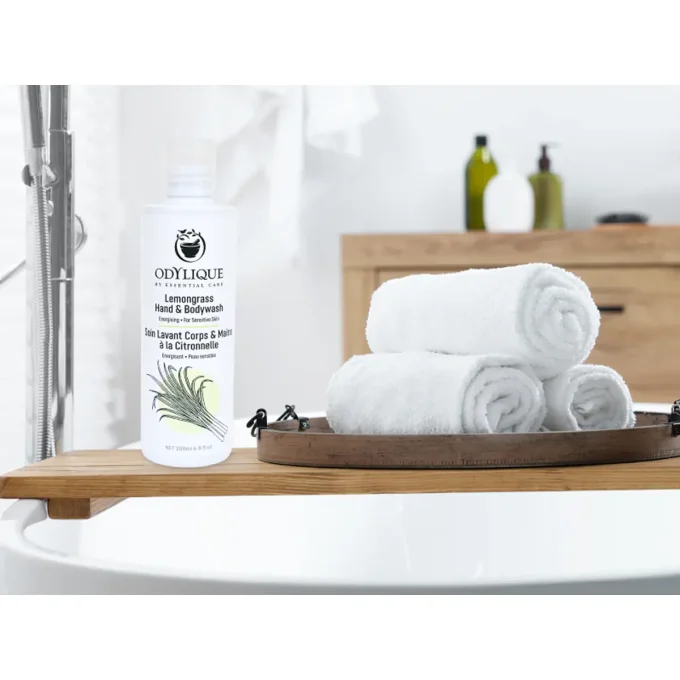 Odylique Soin Lavant Citronnelle – flacon sur plateau bois avec serviettes enroulées