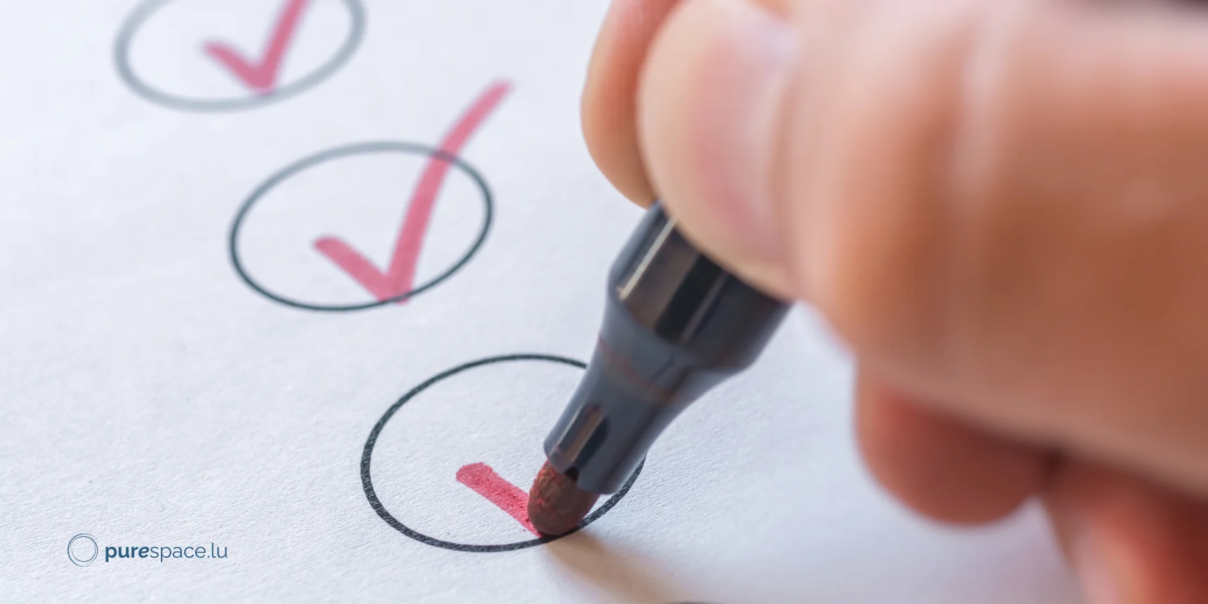 Liste de contrôle cochée symbolisant les certifications qualité des produits Purespace